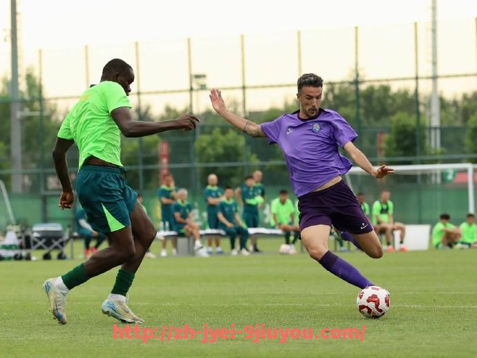 jiuyou九游娱乐-世俱杯中卫球员长传成功率对比与球队出球策略分析